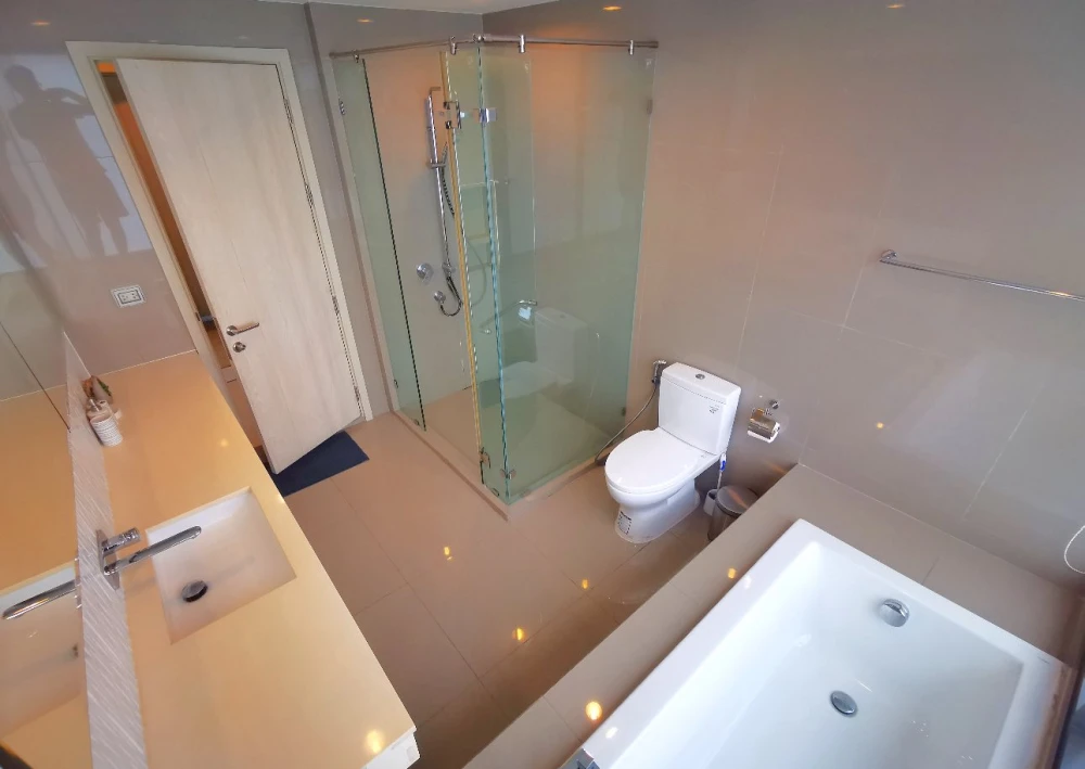 For rent: Rhythm Sukhumvit 42, fully furnished room, wallpapered throughout, lots of usable space, reserve now!