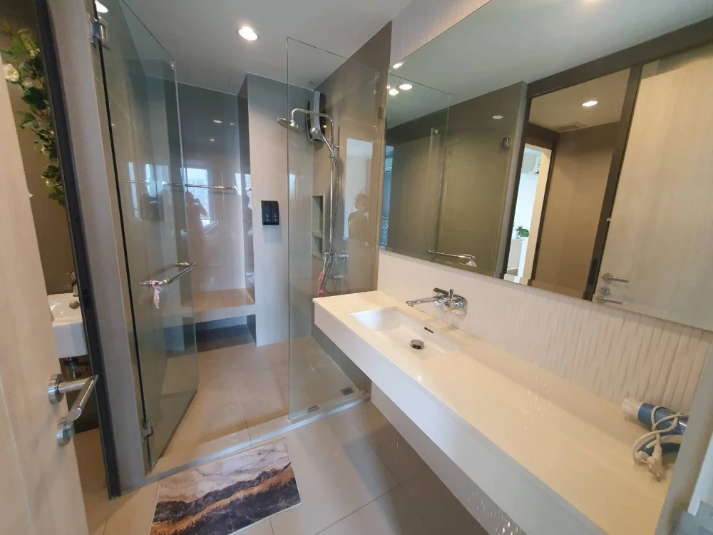 For rent: Rhythm Sukhumvit 42, a nice room with complete facilities. Come and reserve before you miss your chance.