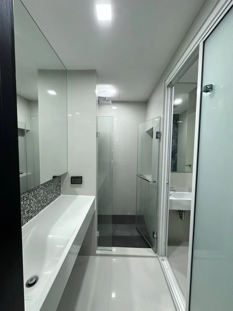 For rent: Rhythm Sukhumvit 44/1, well decorated, with built-in furniture, just bring your own clothes and move in.