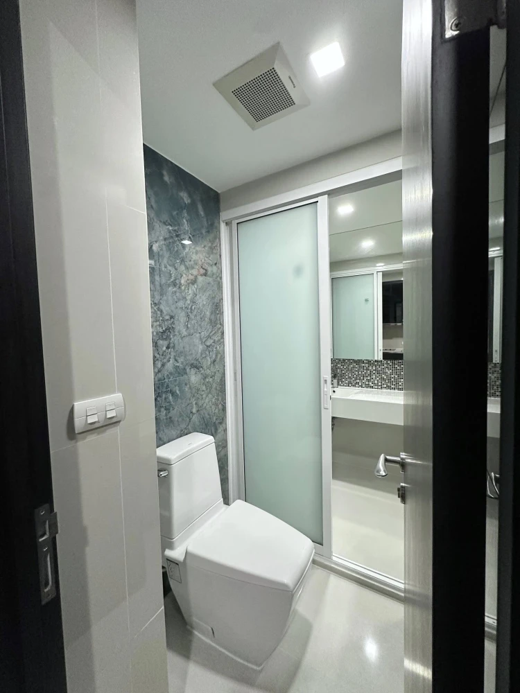 For rent: Rhythm Sukhumvit 44/1, well decorated, with built-in furniture, just bring your own clothes and move in.