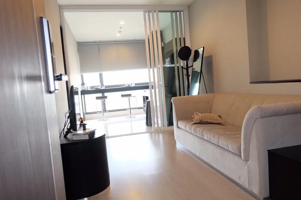 For rent: Rhythm Sukhumvit 44/1, 26th floor unit. Great location, beautiful unblocked view, fully furnished. Book now!