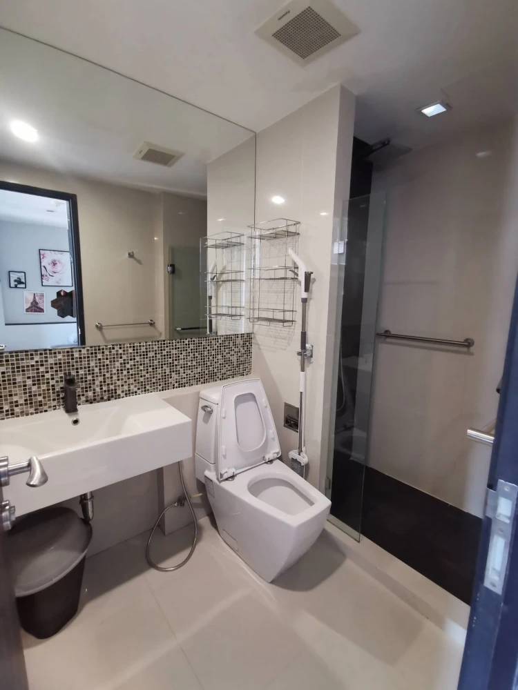 Rhythm Sukhumvit 44/1 for rent—move-in ready, fully equipped with amenities, and at a great price. Book now—don't wait!