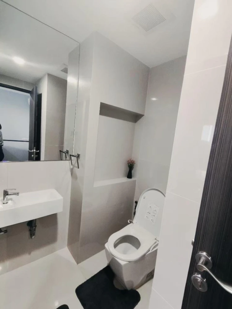 For rent: RHYTHM SUKHUMVIT 44/1, the room has a lot of usable space, fully furnished, you can't miss out on booking it.