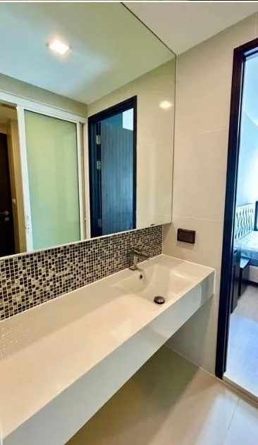For rent: Rhythm Sukhumvit 44/1, beautiful room, ready to move in. Excellent location. The room is clean and ready for immediate occupancy.