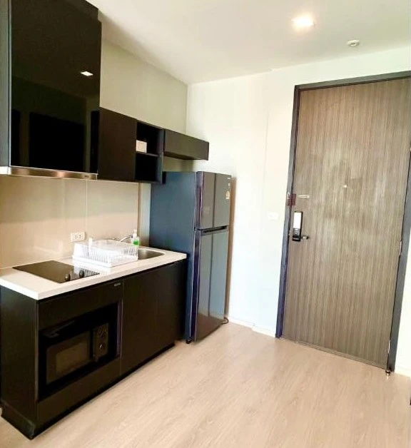 For rent: Rhythm Sukhumvit 44/1, beautiful room, ready to move in. Excellent location. The room is clean and ready for immediate occupancy.