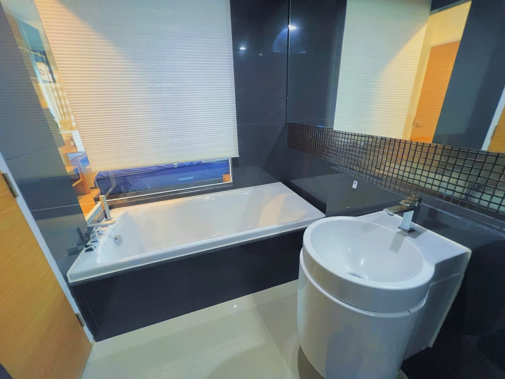 For rent: Rhythm Sukhumvit 50, 1 bedroom, 1 bathroom, plenty of usable space, good location, complete amenities, don't miss out!