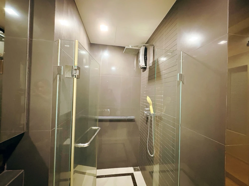 For rent: Rhythm Sukhumvit 50, 17th floor. A lovely unit with complete furnishings. Book now!