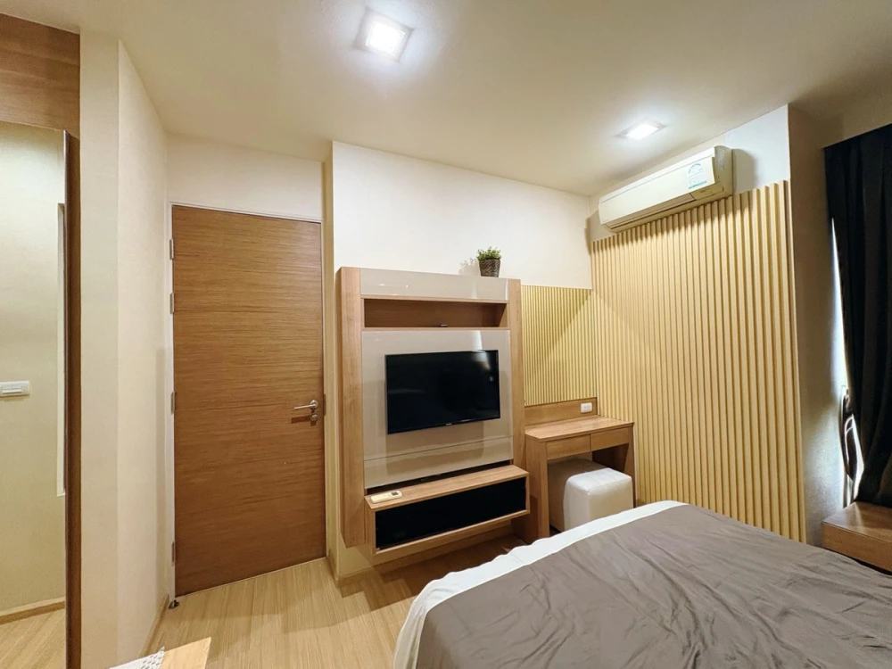 For rent: Rhythm Sukhumvit 50, 17th floor. A lovely unit with complete furnishings. Book now!
