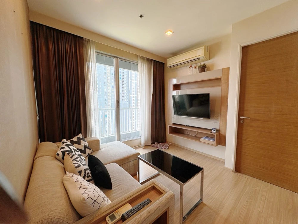 For rent: Rhythm Sukhumvit 50, 17th floor. A lovely unit with complete furnishings. Book now!