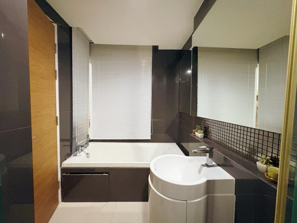 For rent: Rhythm Sukhumvit 50, 17th floor. A lovely unit with complete furnishings. Book now!