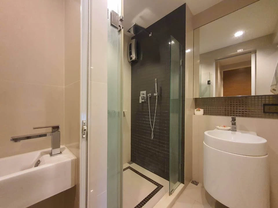 For rent: Rhythm Phahonyothin-Ari, 20th floor, very high, unblocked view, fully furnished, must reserve.