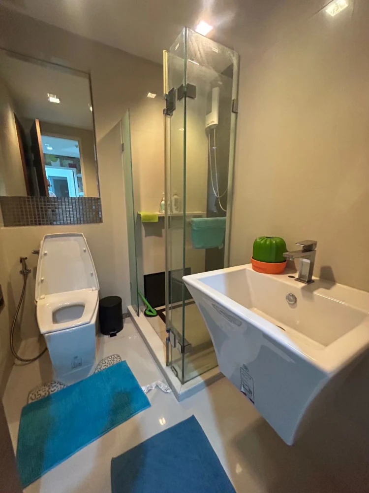 For rent: Rhythm Phahonyothin-Ari, 37th floor. Stunning view! Spacious living area. Don't miss out!