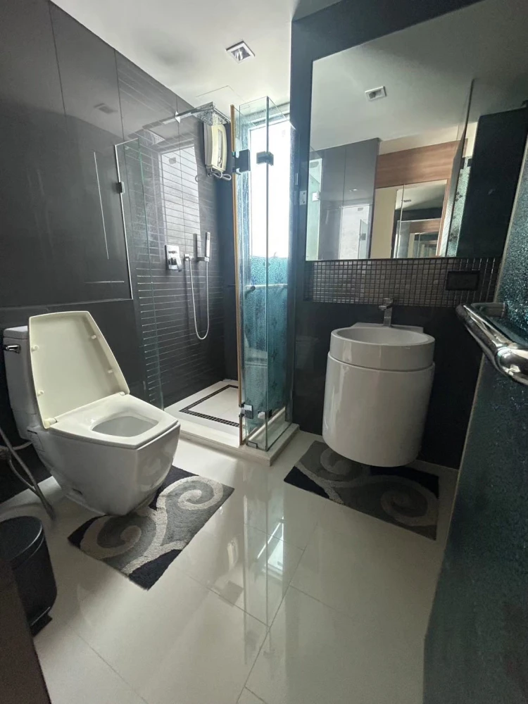 For rent: Rhythm Phahonyothin-Ari, 37th floor. Stunning view! Spacious living area. Don't miss out!