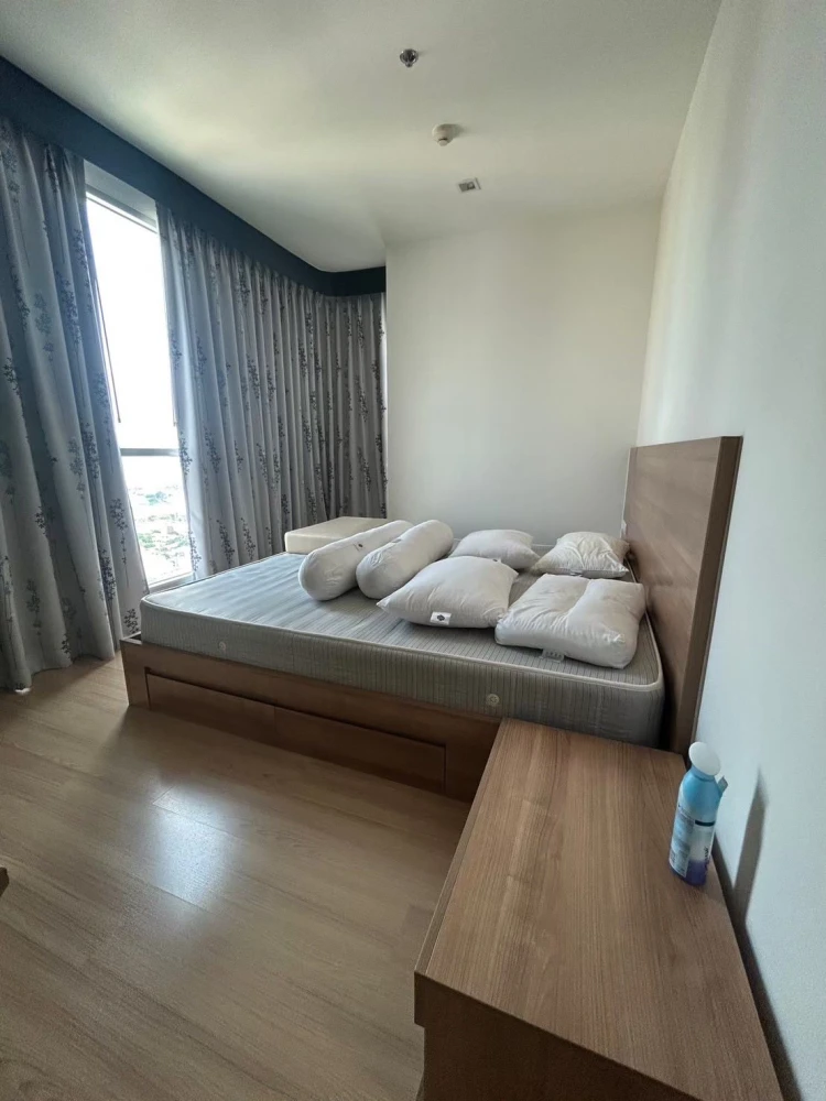 For rent: Rhythm Phahonyothin-Ari, 37th floor. Stunning view! Spacious living area. Don't miss out!
