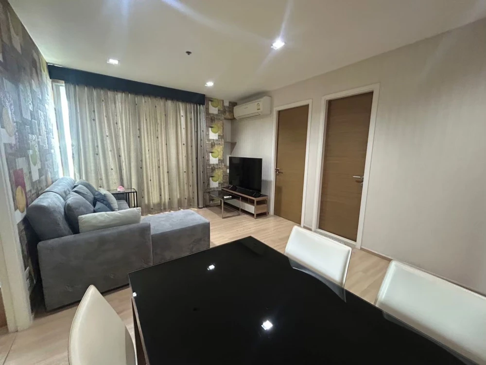 For rent: Rhythm Phahonyothin-Ari, 37th floor. Stunning view! Spacious living area. Don't miss out!
