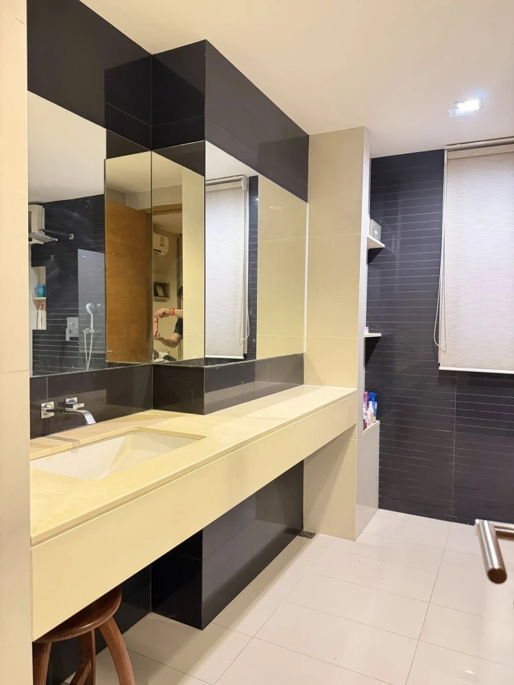 For rent sell: Rhythm Ratchada-Huai Khwang, corner unit, 24th floor, city view, no buildings blocking the view, built-in furniture, fully furnishe