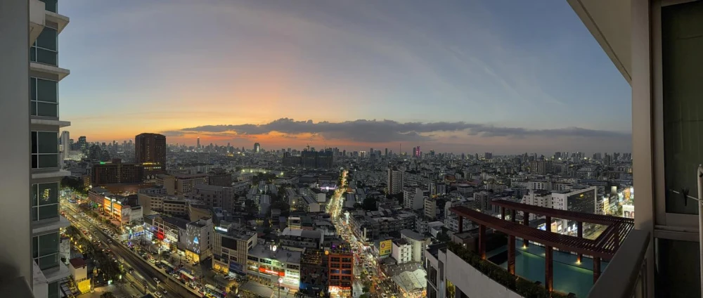 For rent sell: Rhythm Ratchada-Huai Khwang, corner unit, 24th floor, city view, no buildings blocking the view, built-in furniture, fully furnishe