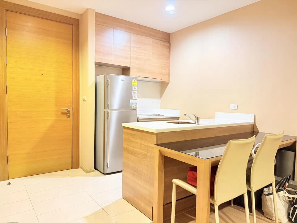 For rent sell: Rhythm Ratchada-Huai Khwang, corner unit, 24th floor, city view, no buildings blocking the view, built-in furniture, fully furnishe
