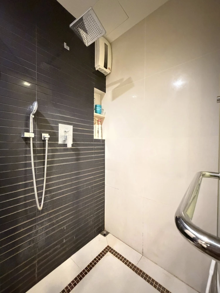 For rent sell: Rhythm Ratchada-Huai Khwang, corner unit, 24th floor, city view, no buildings blocking the view, built-in furniture, fully furnishe