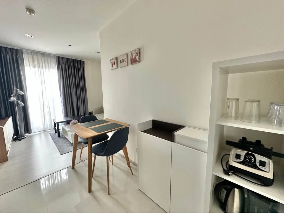 For rent: Rhythm Sukhumvit 36-38, beautiful 1-bedroom unit on a very high floor, fully furnished. Don't miss this opportunity!