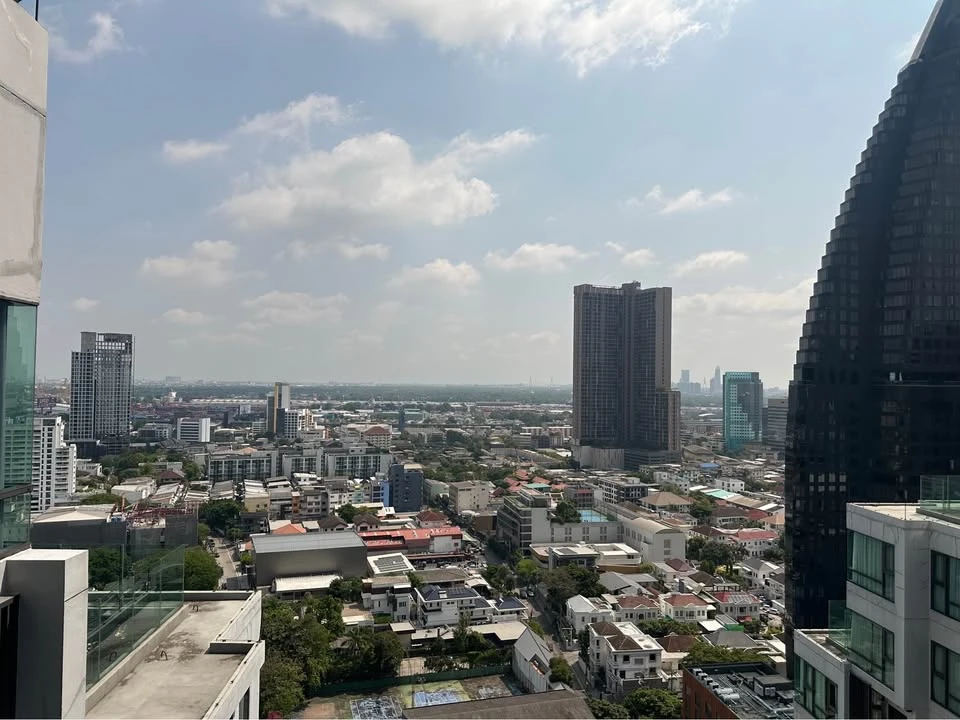 For rent: Rhythm Sukhumvit 36-38, beautiful 1-bedroom unit on a very high floor, fully furnished. Don't miss this opportunity!