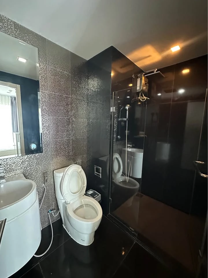 For rent: Rhythm Sukhumvit 36-38, beautiful 1-bedroom unit on a very high floor, fully furnished. Don't miss this opportunity!