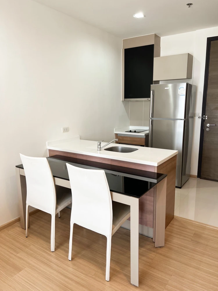 For rent: RHYTHM Sukhumvit 50, spacious room, comfortable, not cramped, beautiful view, not blocked, you will regret it if you miss it.