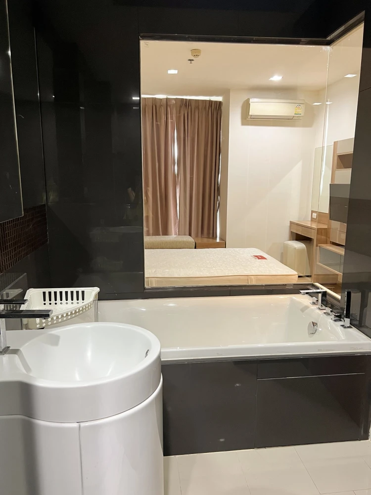 For rent: RHYTHM Sukhumvit 50, spacious room, comfortable, not cramped, beautiful view, not blocked, you will regret it if you miss it.