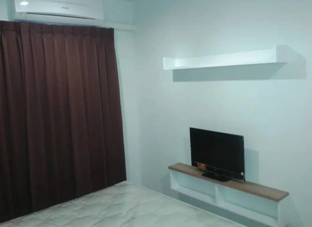 For rent: Rich Park 2 @Taopoon Interchange. Bedroom flooring is laminate wood, living room flooring is granite tile. Balcony overlooks the swimming po