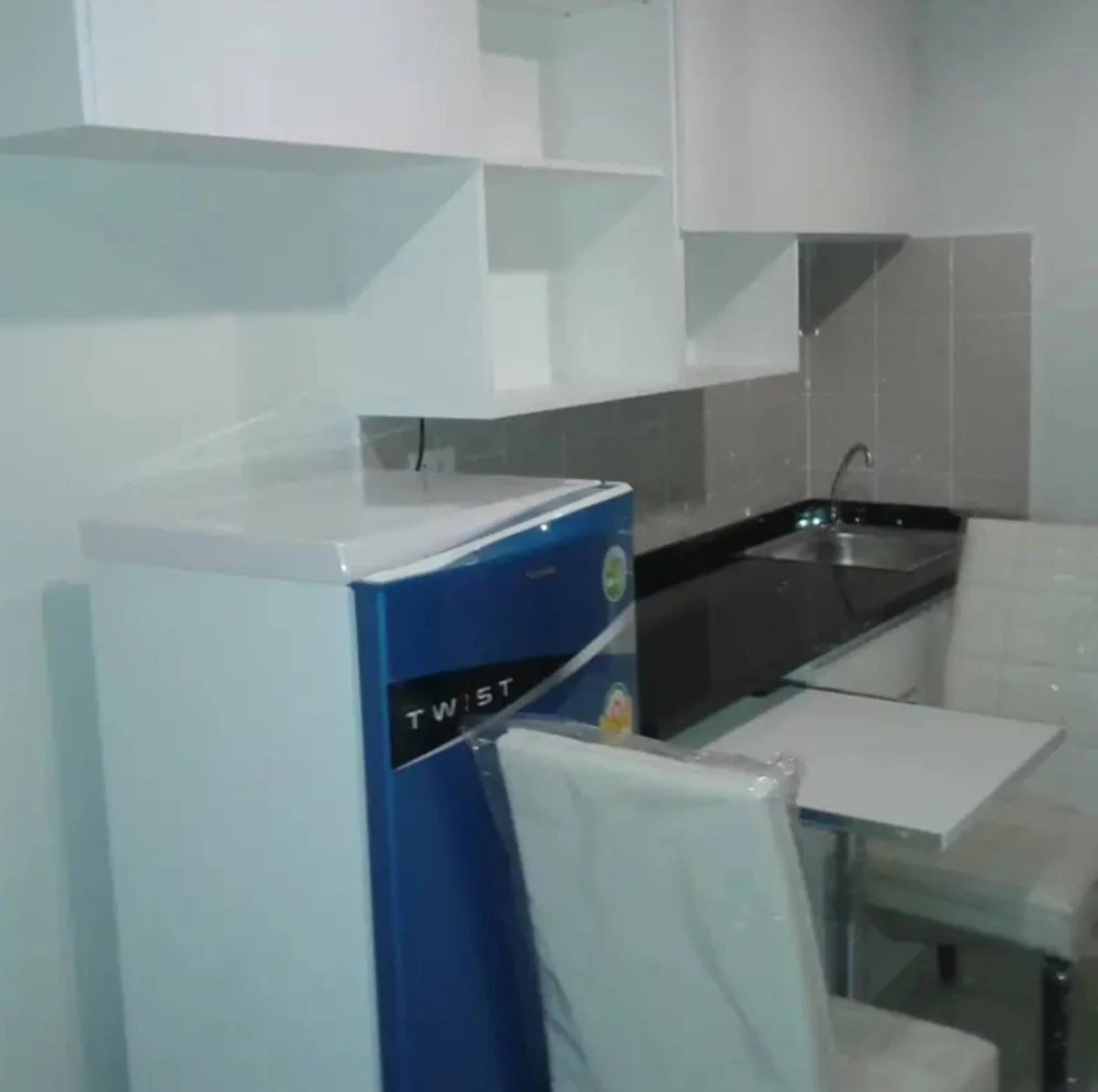 For rent: Rich Park 2 @Taopoon Interchange. Bedroom flooring is laminate wood, living room flooring is granite tile. Balcony overlooks the swimming po