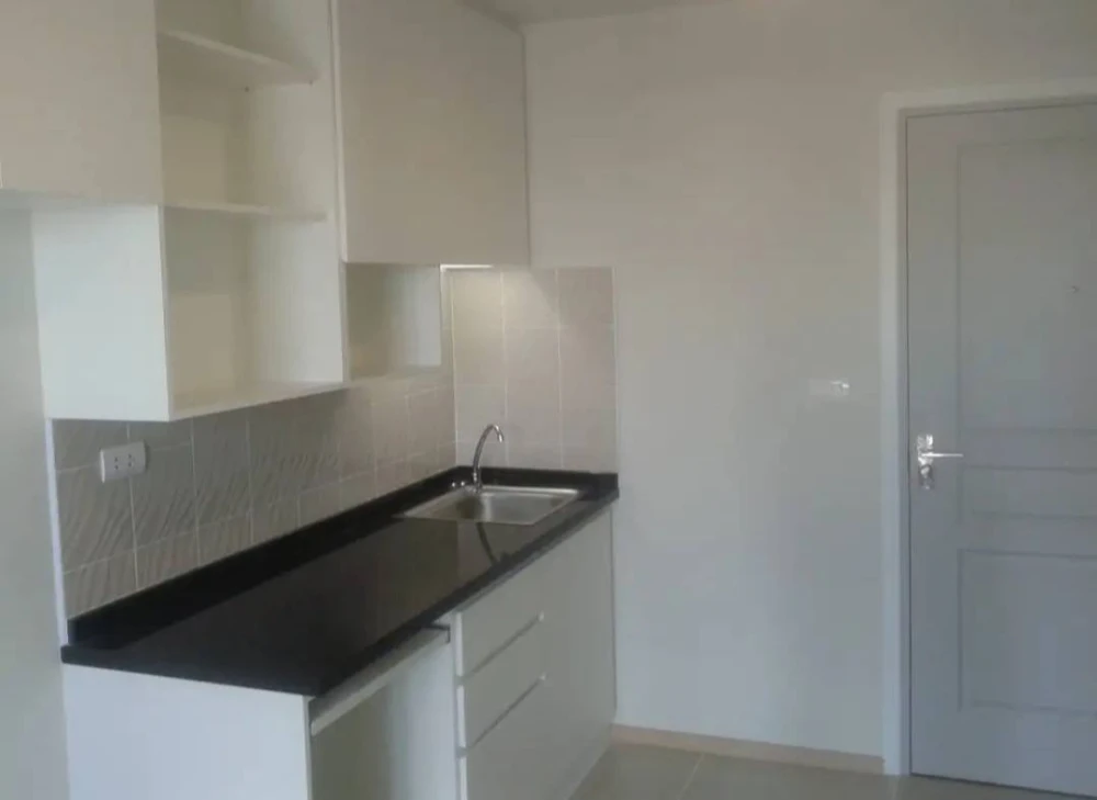 For rent: Rich Park 2 @Taopoon Interchange. Bedroom flooring is laminate wood, living room flooring is granite tile. Balcony overlooks the swimming po