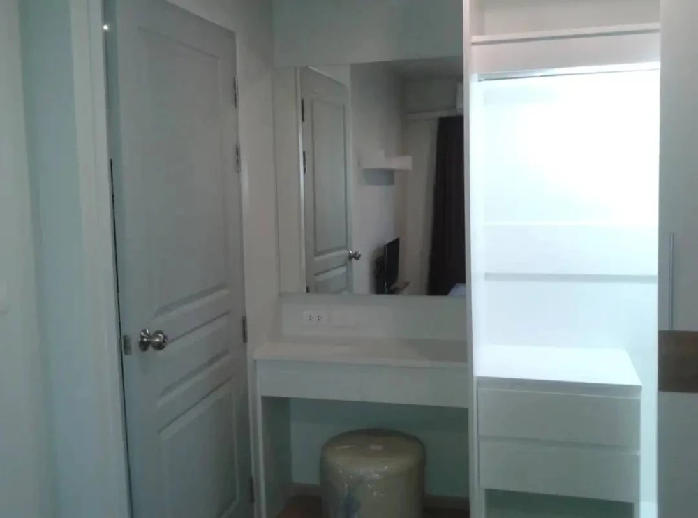 For rent: Rich Park 2 @Taopoon Interchange. Bedroom flooring is laminate wood, living room flooring is granite tile. Balcony overlooks the swimming po