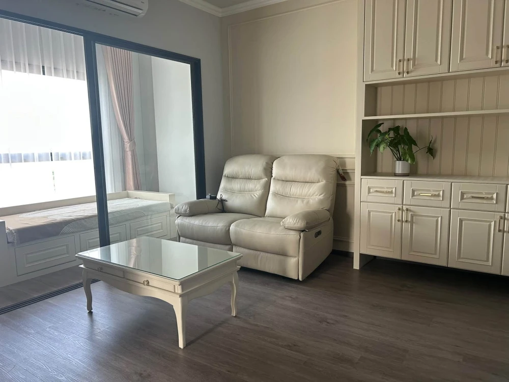 For Rent: Rich Point @ BTS Wutthakat. Spacious, comfortable unit with full furnishings and stylish, inviting decor. Book now before it's gone!