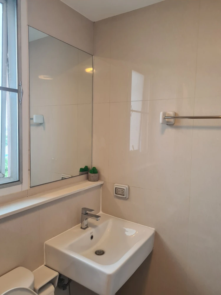 For rent: Rill Condo Rangsit, 1 bedroom, 1 bathroom, fully furnished and equipped, swimming pool view, reserve now!