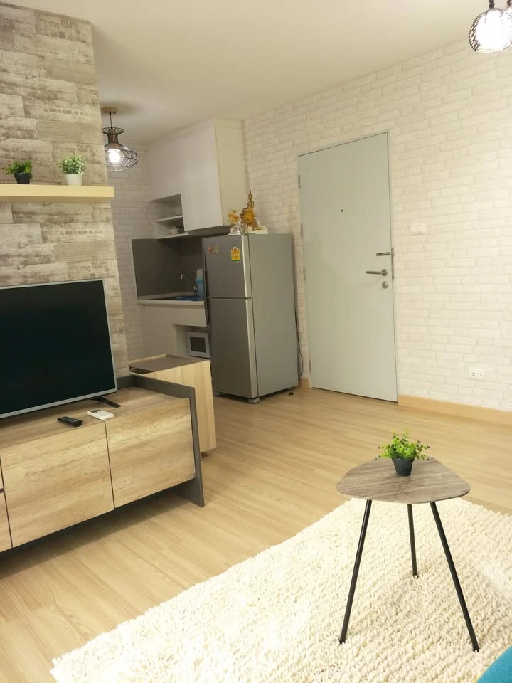 Rill Condo Rangsit for rent, corner unit, 6th floor, view of the Red Line Skytrain, wallpapered walls, fully furnished and ready to move in.
