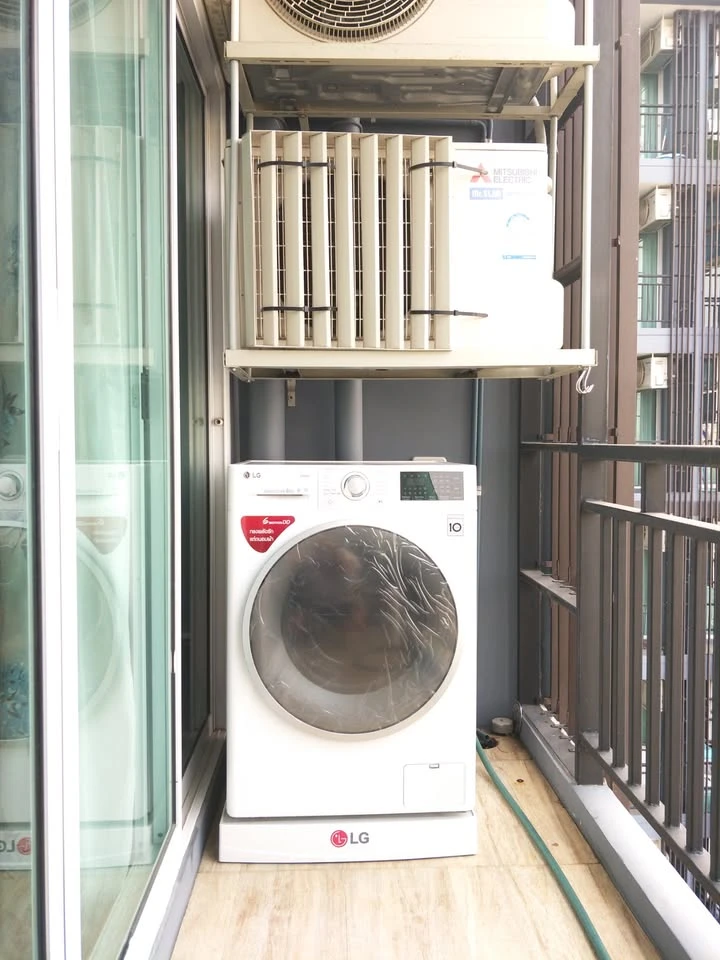 Rill Condo Rangsit for rent, corner unit, 6th floor, view of the Red Line Skytrain, wallpapered walls, fully furnished and ready to move in.