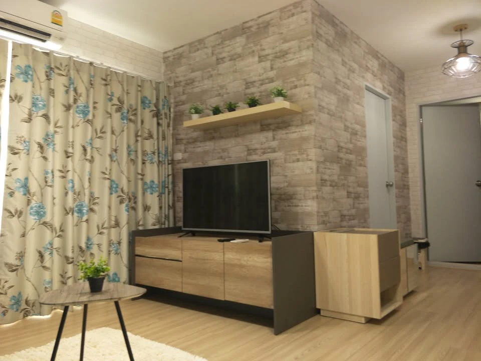 Rill Condo Rangsit for rent, corner unit, 6th floor, view of the Red Line Skytrain, wallpapered walls, fully furnished and ready to move in.