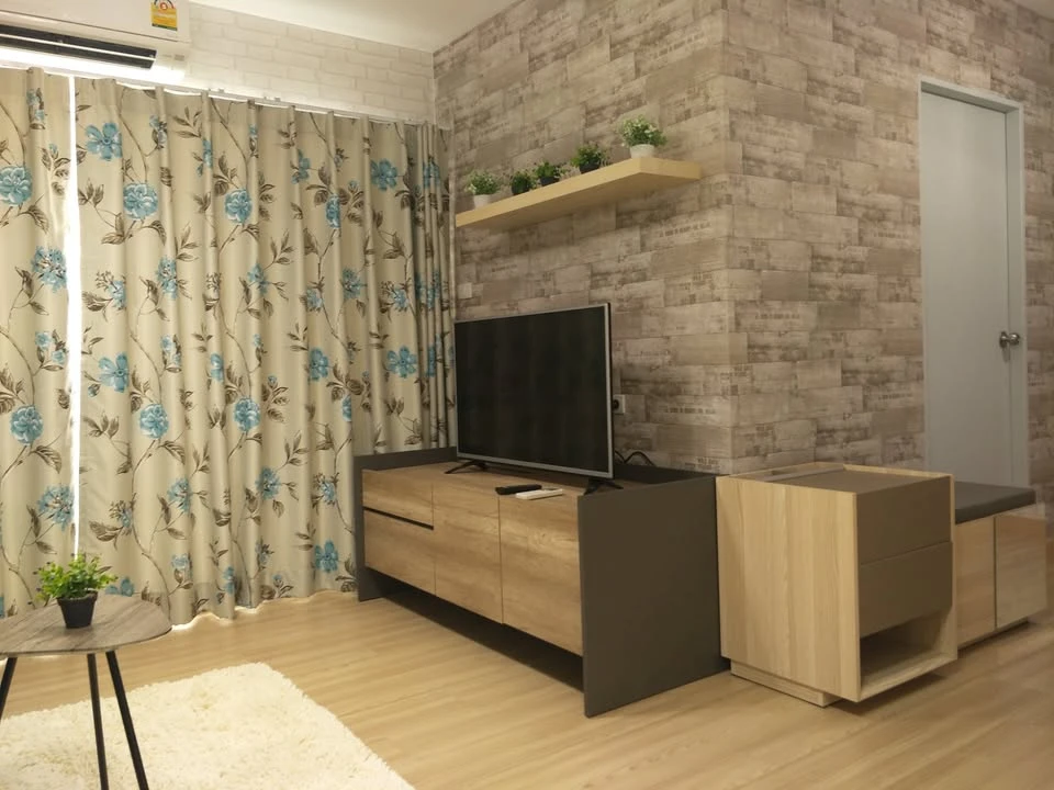 Rill Condo Rangsit for rent, corner unit, 6th floor, view of the Red Line Skytrain, wallpapered walls, fully furnished and ready to move in.