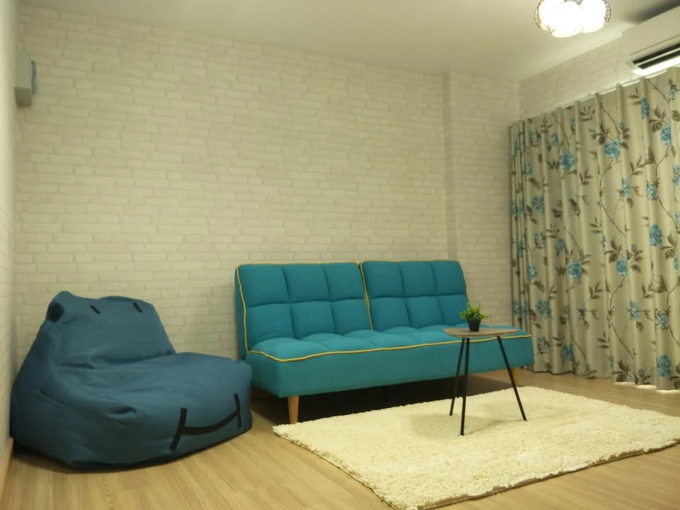 Rill Condo Rangsit for rent, corner unit, 6th floor, view of the Red Line Skytrain, wallpapered walls, fully furnished and ready to move in.