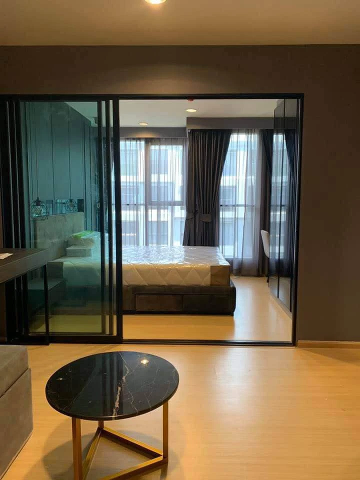 For rent: Rise Rama 9, fully furnished with built-in furniture throughout the room, fully decorated to the utmost. If you don't book, you'll really mi