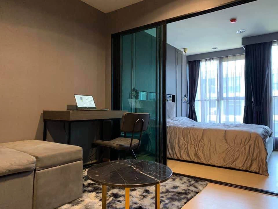 For rent: Rise Rama 9, fully furnished with built-in furniture throughout the room, fully decorated to the utmost. If you don't book, you'll really mi