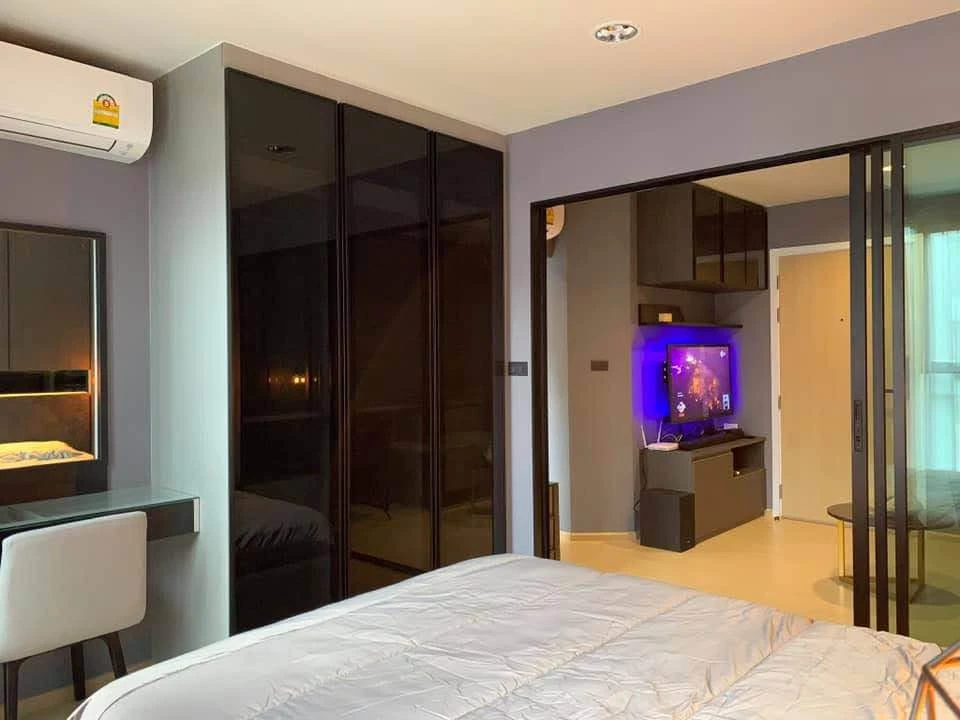 For rent: Rise Rama 9, fully furnished with built-in furniture throughout the room, fully decorated to the utmost. If you don't book, you'll really mi
