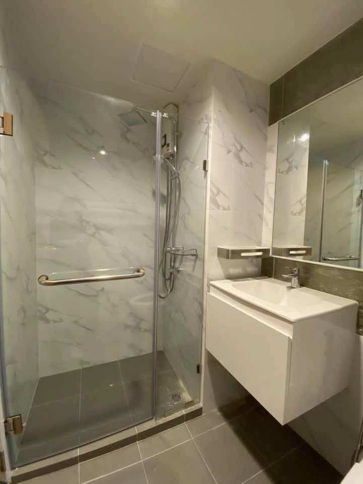 For rent: Rise Rama 9, fully furnished with built-in furniture throughout the room, fully decorated to the utmost. If you don't book, you'll really mi