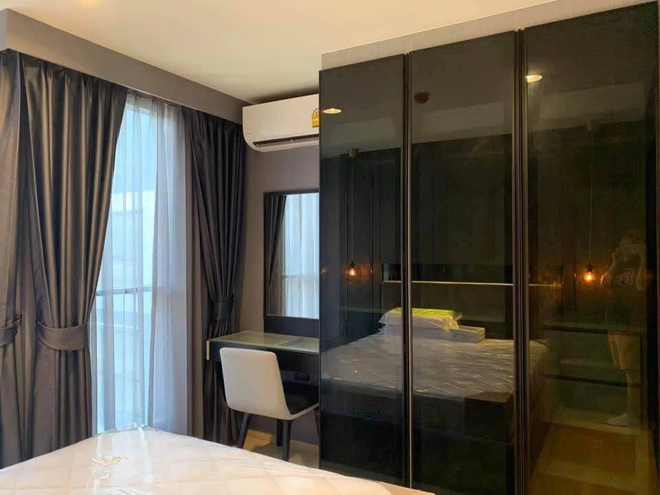 For rent: Rise Rama 9, fully furnished with built-in furniture throughout the room, fully decorated to the utmost. If you don't book, you'll really mi