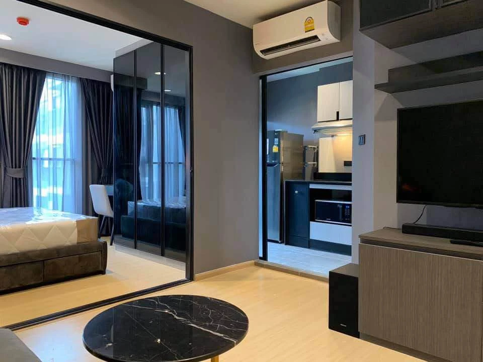 For rent: Rise Rama 9, fully furnished with built-in furniture throughout the room, fully decorated to the utmost. If you don't book, you'll really mi