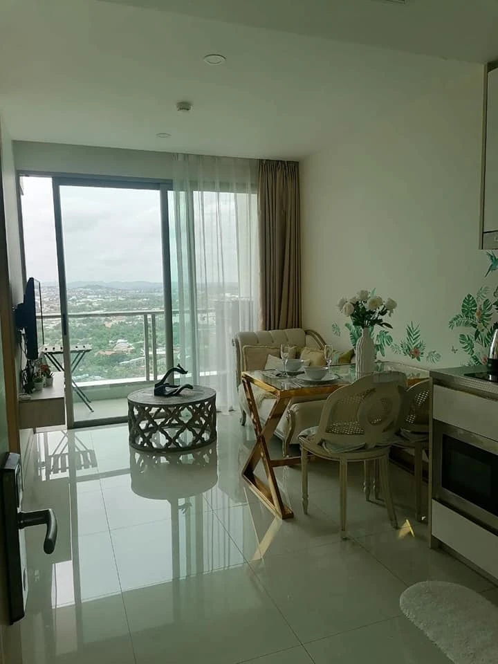 For rent: Riviera Jomtien Pattaya, clean and warm condo, 34th floor, very high, interested, reserve now.