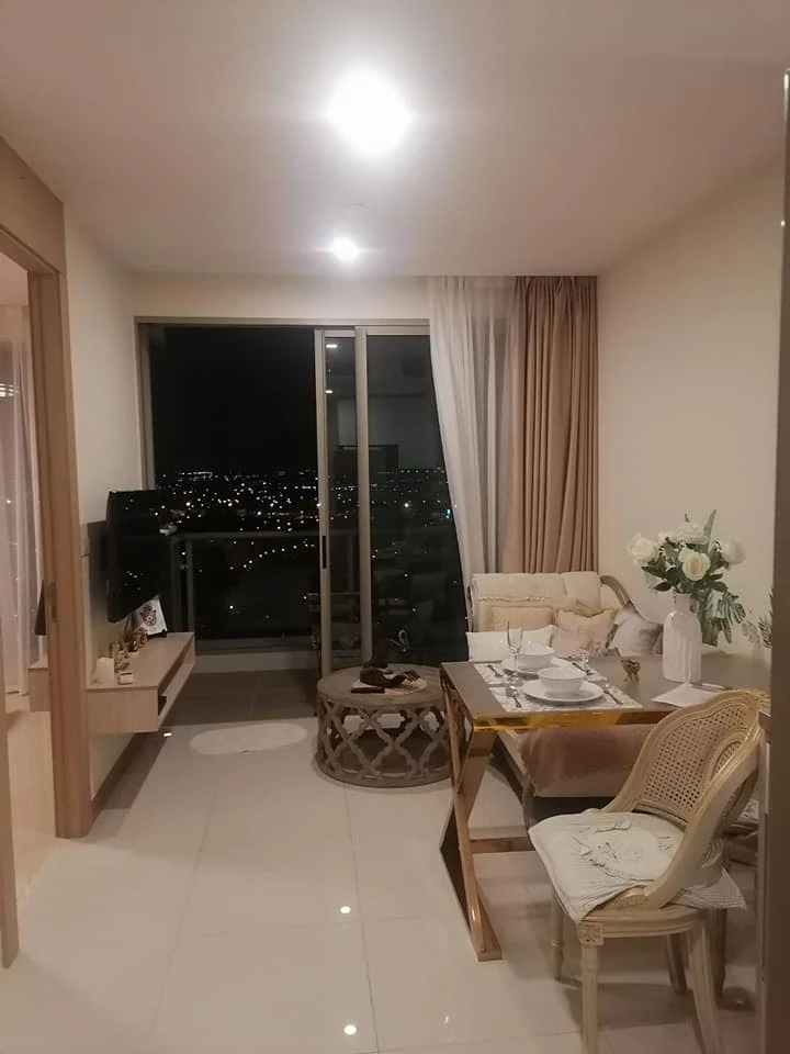 For rent: Riviera Jomtien Pattaya, clean and warm condo, 34th floor, very high, interested, reserve now.