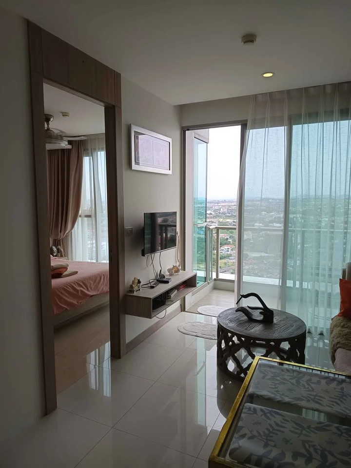 For rent: Riviera Jomtien Pattaya, clean and warm condo, 34th floor, very high, interested, reserve now.