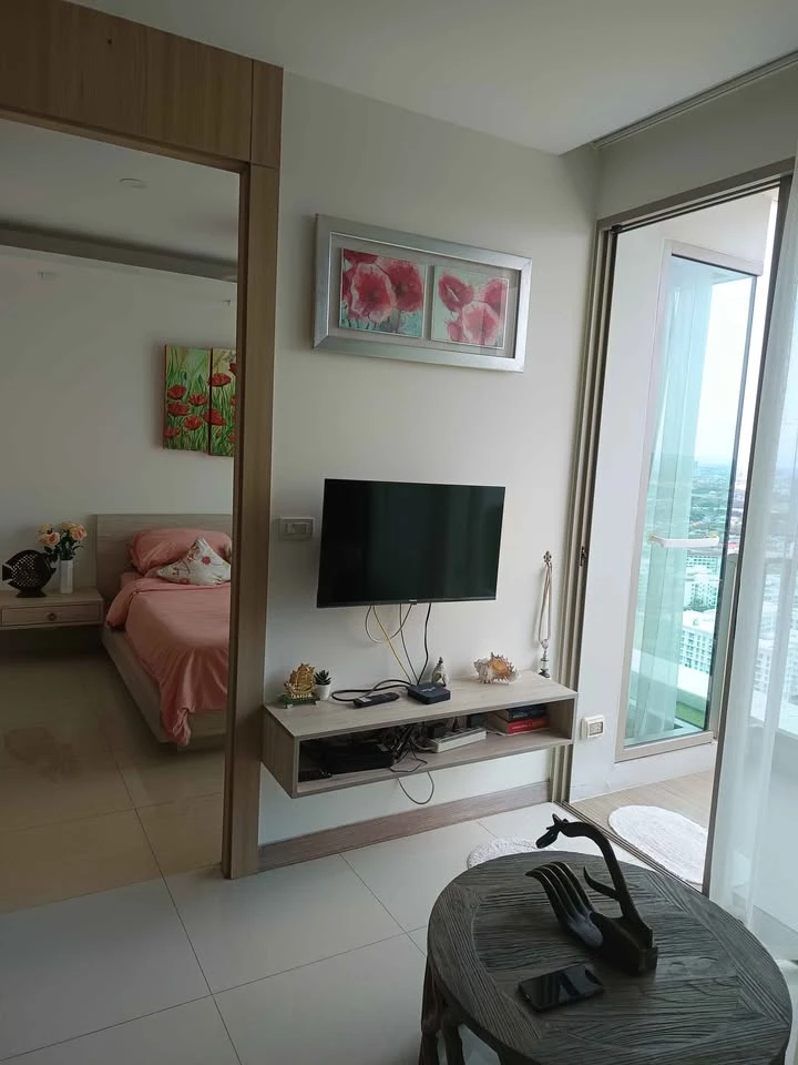 For rent: Riviera Jomtien Pattaya, clean and warm condo, 34th floor, very high, interested, reserve now.