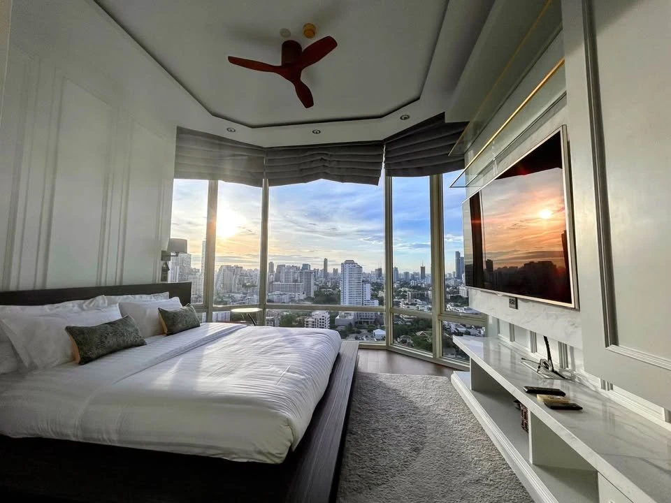 For Rent Royce Private Residences Spacious rooms combined with high-end furniture to create a comfortable and stylish living experience.